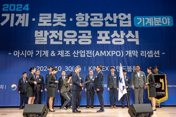 ㈜포렘코 임시우 대표가 일산 킨텍스에서 열린 기계·로봇·항공산업 발전유공 포상식에서 국무총리상을 받고있다. /포스코