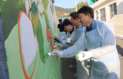 11월 16일 벽화 그리기에 참여한 관계자들(왼쪽부터 광양제철소 이동렬 소장, 광양시 정인화 시장, 포스코플로우 경영문화실 김재만 실장). /포스코플로우