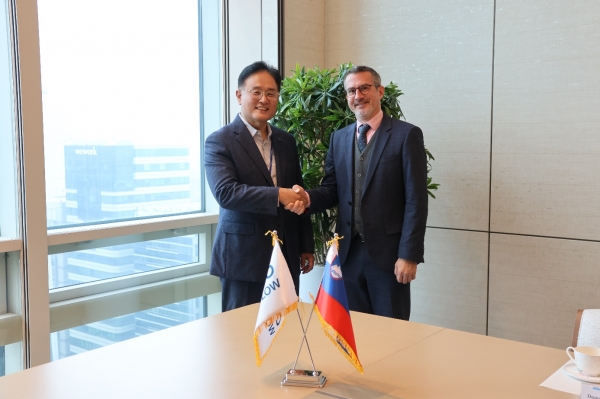 포스코플로우 반돈호 대표가 11월 21일 서울 포스코센터에서 예르네이 뮐러 주한 슬로베니아 대사를 만나 악수하고 있다. /포스코플로우