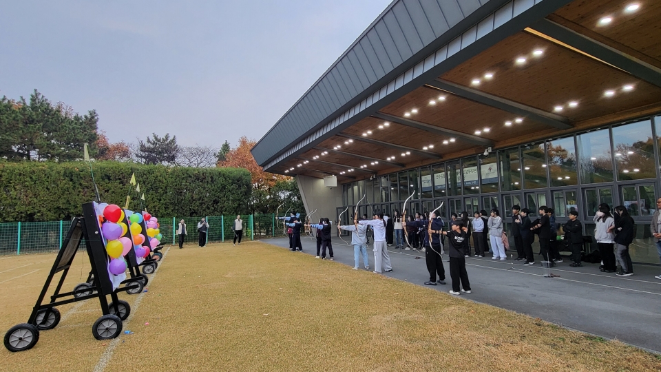 현대제철 양궁장 체험 행사에 참석한 학생들이 훈련용 활로 미니게임을 하고 있다./현대제철