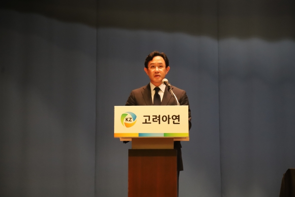 지난 13일 서울 대한상공회의소에서 유상증자 공모 철회 건에 대한 기자회견문을 낭독하는 최윤범 고려아연 회장.