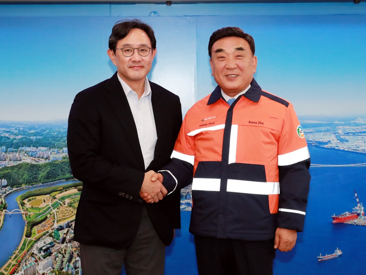 최윤범 고려아연 회장(좌)이 울산시청을 방문하여 김두겸 울산광역시장(우)과 면담 후 기념사진을 촬영하고 있다. 김두겸 시장은 고려아연의 유니폼을 입고 사진을 찍고 있다.(사진/고려아연 제공)