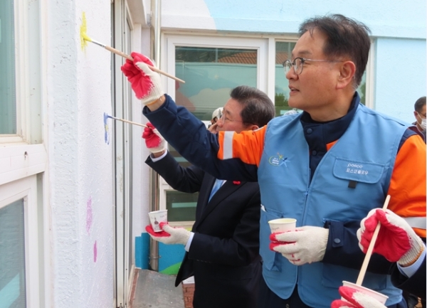 벽화 그리기에 나선 광양시 정인화 시장과 포스코플로우 반돈호 사장. /포스코플로우