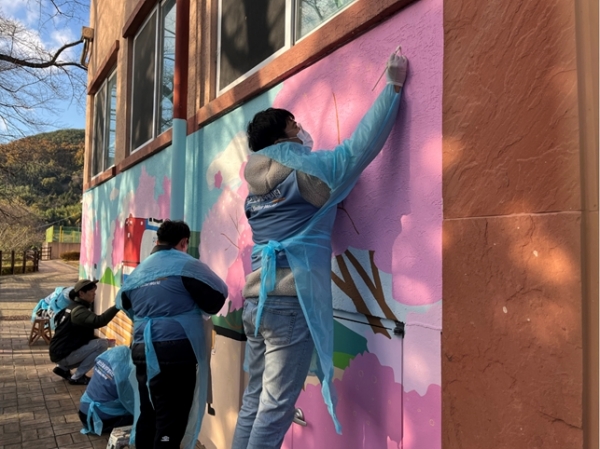 포스코플로우 직원들이 봉사 활동에 참여하고 있다. /포스코플로우