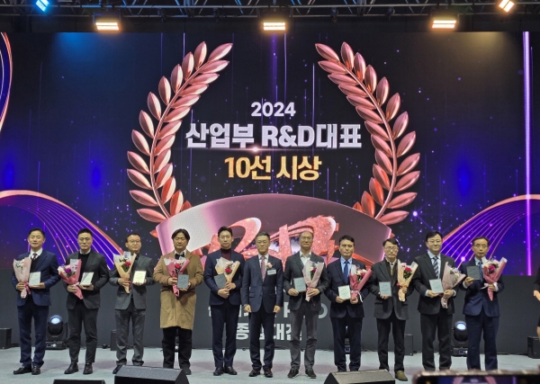 포스코가 11월 27일 코크스오븐 활용 이산화탄소 취입전환기술 실증 기술로 2024 산업통상자원부의 R&D대표기술 10선으로 선정돼 장관상을 받았다. 오른쪽 첫 번째 김병일 포스코 철강엔지니어링연구그룹 부장. /포스코