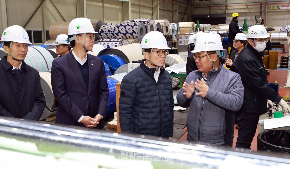 김문수 장관이 안산시 공동근로복지기금과 관련해 영재철강을 방문했다.(사진 : 고용노동부 제공)