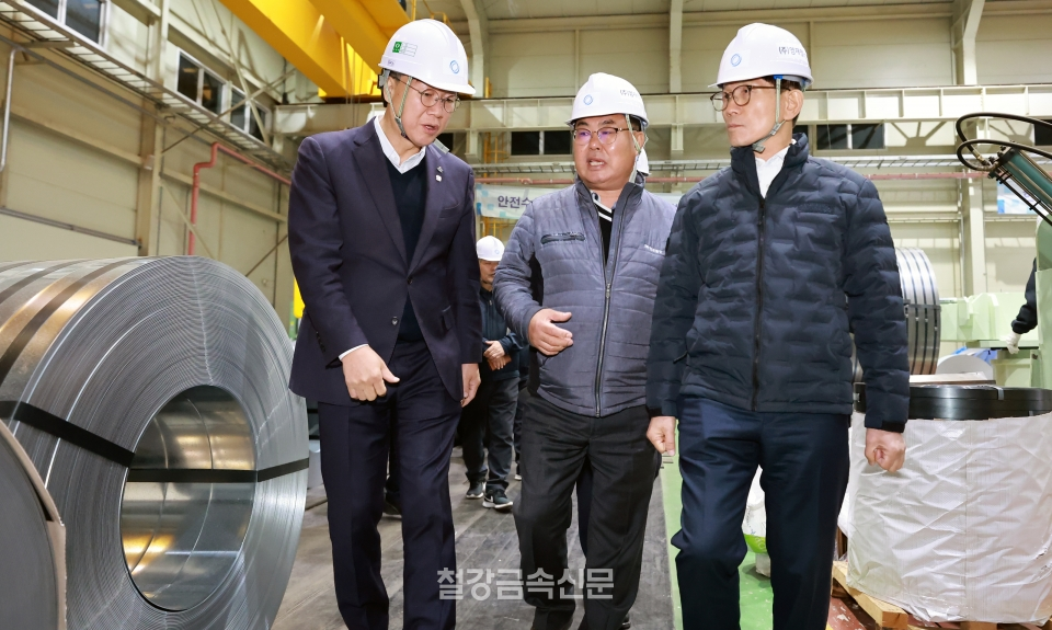 김문수 장관이 안산시 공동근로복지기금과 관련해 영재철강을 방문했다.(사진 : 고용노동부 제공)