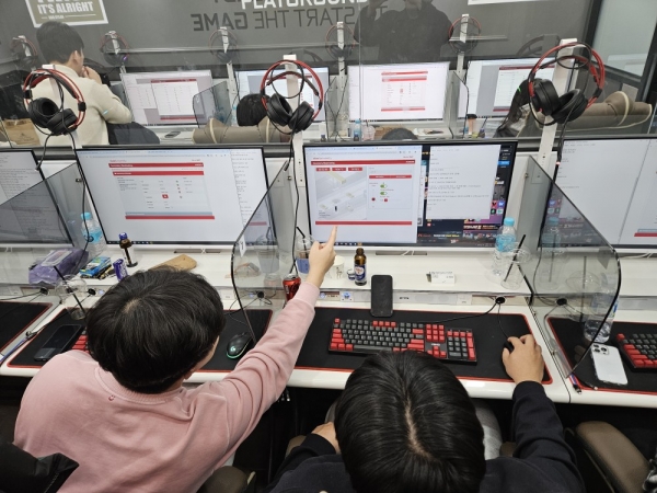 포항제철소 직원들이 스틸챌린지 지역대회에 참여하고 있다. /포스코