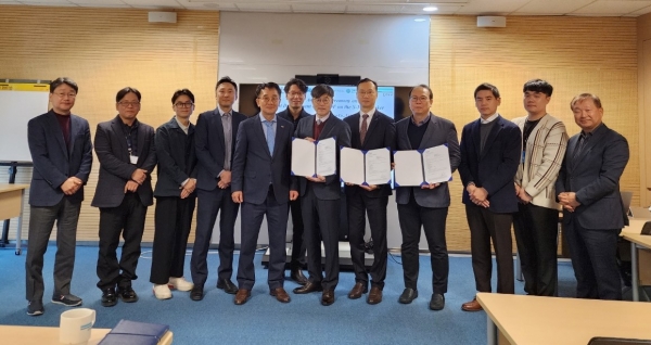 가운데 왼쪽부터 신성호 부사장(DNV), 이상철 기술본부장(대한조선), 김현오 기술본부장(파나시아) 박지일 사업본부장(동성화인텍). /대한조선