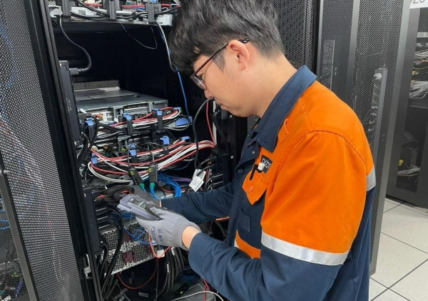 포항제철소 직원이 전원/네트워크 케이블 점검 및 시스템 상태를 확인하고 있다. /포스코