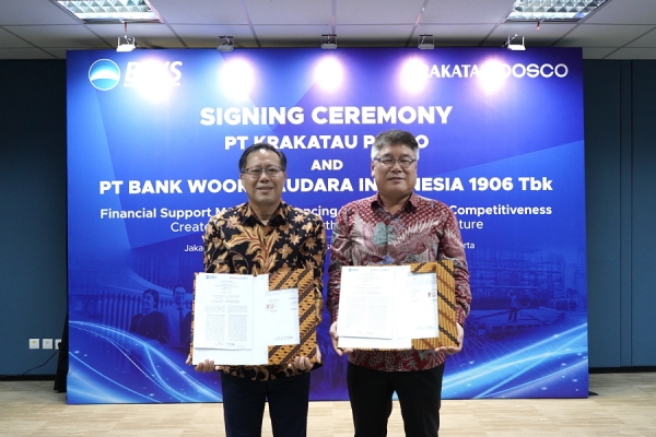 17일 우리은행 인도네시아 법인 자카르타 우리소다라 은행 본사에서 크라카타우포스코가 우리은행과 '인도네시아 철강 경쟁력 강화를 위한 금융지원 업무협약(MOU)'을 체결했다. 사진 왼쪽부터 정범수 크라카타우포스코 법인장, 김응철 우리소다라 은행 법인장. /포스코