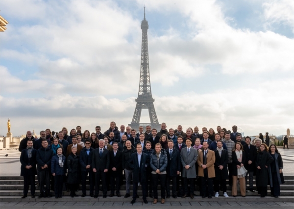 12월 4일 프랑스 파리 국제상공회의소에서 열린 2024 CSS 어워즈 수상기업 관계자들이 단체 기념촬영을 하고 있다. /포스코홀딩스