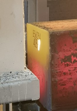 (개선후) 연속주조 공정에서 레이저 마킹 머신을 통해 표준화된 문자를 각인하고 있다. (사진=세아베스틸)