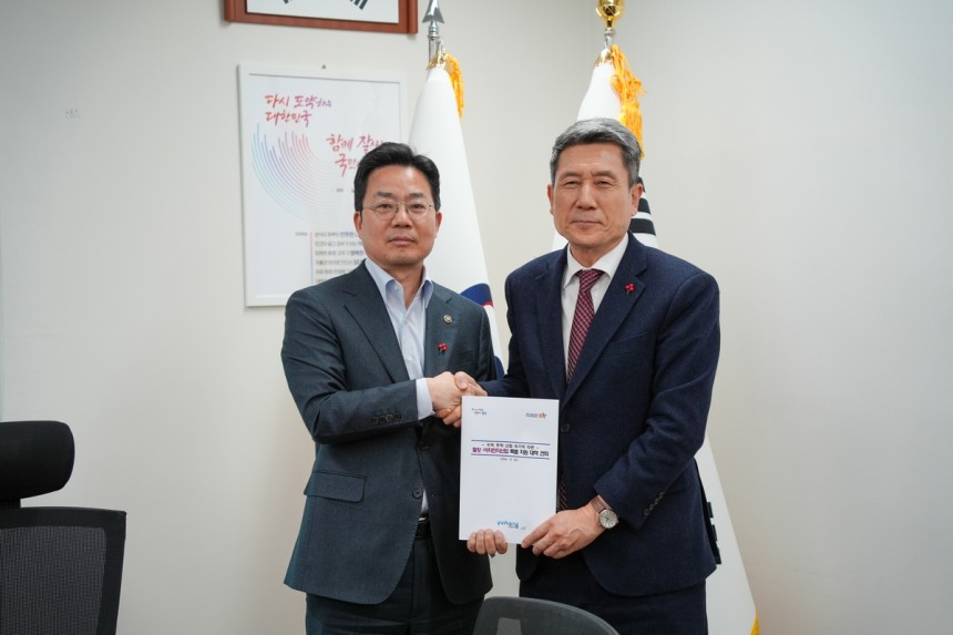 박성택 산업통상자원부 1차관(왼쪽)과 이강덕 포항시장(오른쪽)이 포항지역 산업위기를 논의하기 위해 만났다(포항시 제공)