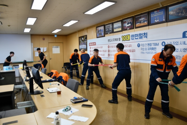 파이넥스 성형탄공장에서 직원들이 피트니스 프로그램 ‘고심타파’에 참여하고 있다. /포스코