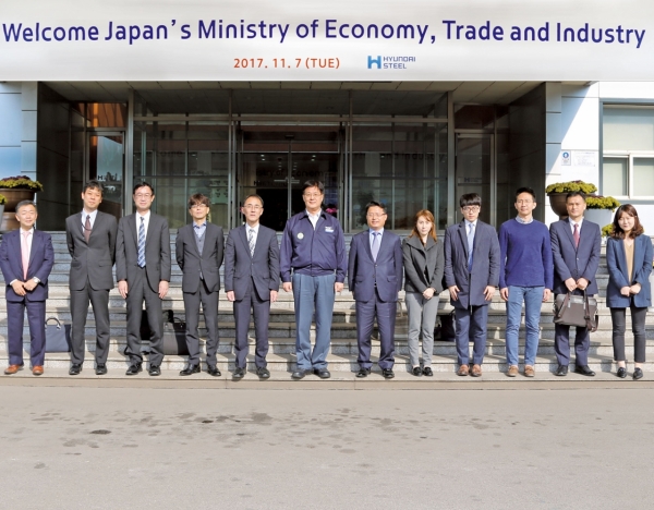 일본 경제산업성과 일본철강연맹 등이 현대제철 당진제철소를 방문해 기념사진을 촬영하고 있다./현대제철