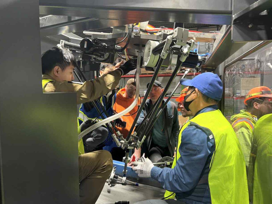 폐기물 선별로봇 로빈을 이그니오 에브테라(evTerra) 시카고 허브에 설치하는 모습