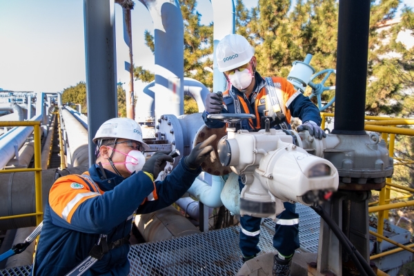 광양제철소 관계자들이 한파에 대비하기 위해 용수배관 설비 점검을 실시하고 있다. /포스코