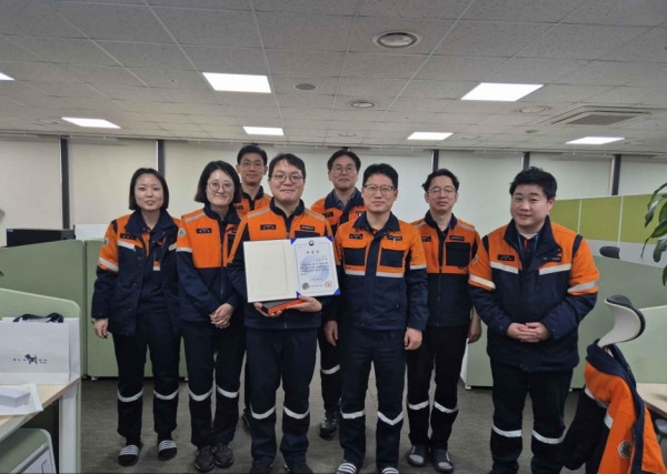 환경에너지기획실 김무원 대리가 장관 표창을 수상한 뒤 동료들과 기념 촬영을 하고 있다. /포스코