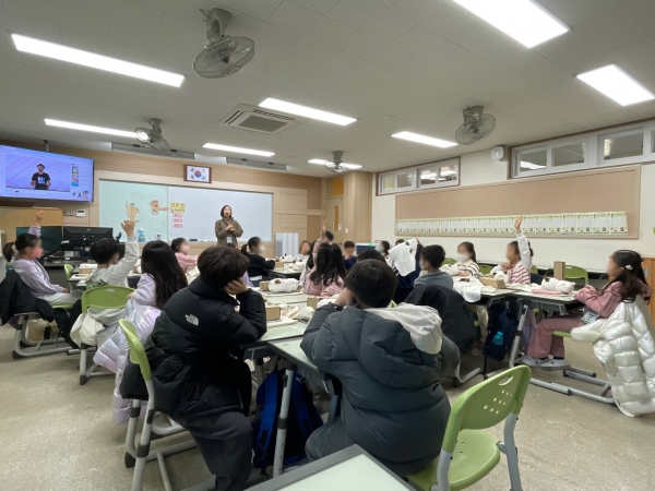 포스코가 포항·광양 지역 초등학교 직원 자녀를 대상으로 한 ‘포스코 키즈 잉글리시 캠프’를 진행했다. 사진은 1월 7일 포항제철초등학교에서 진행한 포스코 키즈 잉글리시 캠프. /포스코