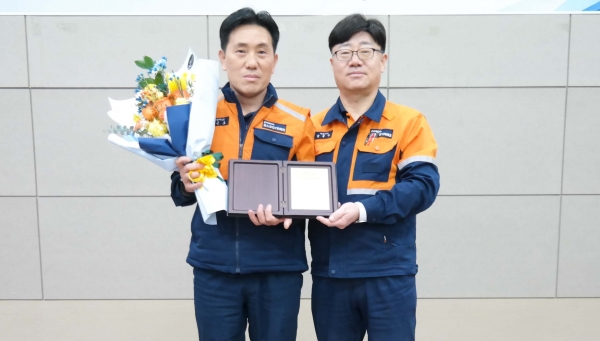 포스코GYR테크 배근호 정비명장(왼쪽)이 정훤우사장(오른쪽)과 기념사진을 찍고 있다. /포스코뉴스룸