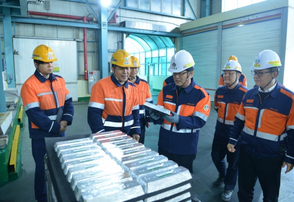 (사진1)고려아연 CTO 이제중 부회장이 고려아연 온산제련소 내 인듐 공장을 찾아 생산된 제품을 확인하고 있다.