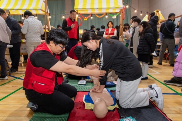 심폐소생술 체험활동을 진행하고 있는 모습. /포스코