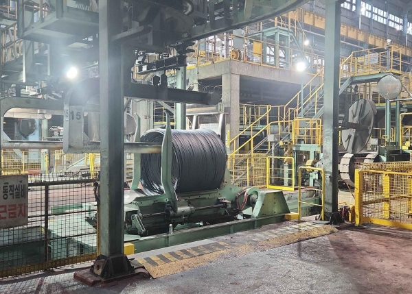 현장에서 코일카가 선재코일을 운반하고 있다. /포스코