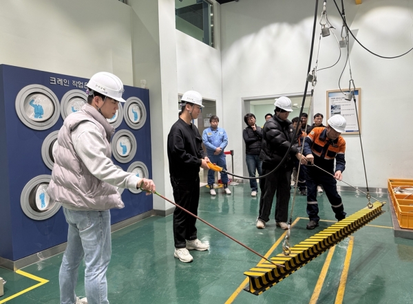 광양제철소 안전문화체험관에서 중량물 취급 안전체험 교육이 진행되고 있다. /포스코