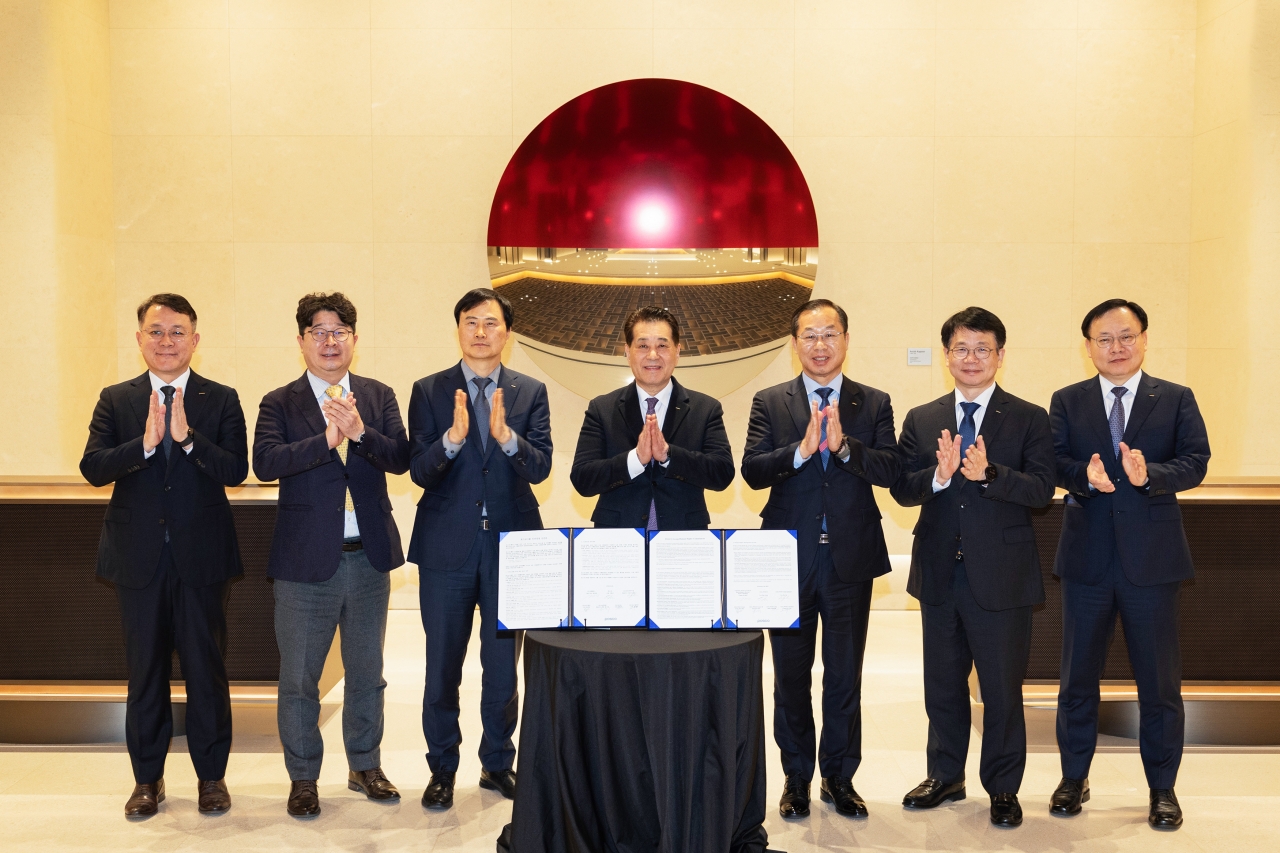포스코그룹이 20일 서울 포스코센터에서 ‘그룹 인권경영 선언문’ 선포식을 가졌다. 사진 왼쪽부터 포스코스틸리온 천시열 사장, 포스코퓨처엠 엄기천 사장, 포스코 이희근 사장, 포스코그룹 장인화 회장, 포스코이앤씨 정희민 사장, 포스코DX 심민석 사장, 포스코인터내셔널 정경진 부사장.