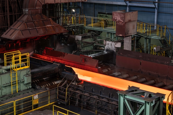 고망간강 후판이 생산되고 있다. /포스코홀딩스