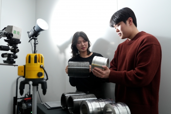 포스코DX AI 연구원들이 판교사옥 광학실험실에서 코일 상하차 현장의 빛, 거리 등 물리 환경을 시험하고 있다. /포스코뉴스룸