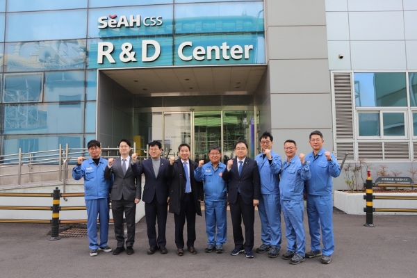 더불어민주당 경제상황점검단의 세아창원특수강 방문 기념촬영. (사진=허성무 의원실)