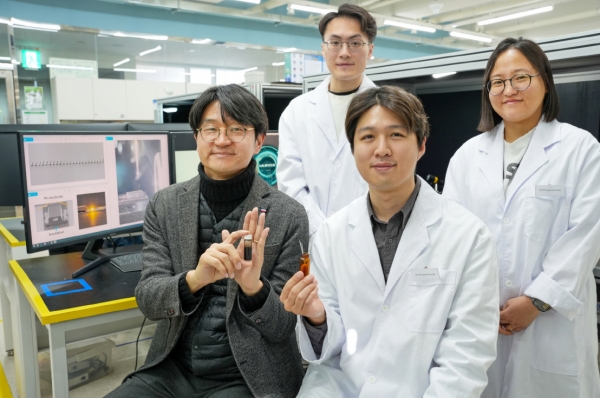 KERI 설승권(앞줄 왼쪽) 박사팀이 맥신을 이용한 3D프린팅용 잉크와 노즐을 들고 포즈를 취하고 있다. (사진=전기연구원)