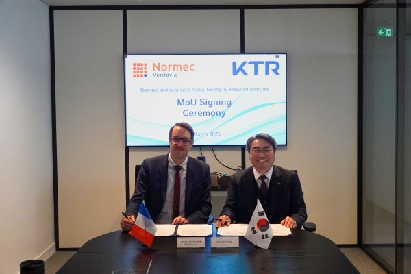 KTR 김현철 원장(오른쪽)이 프랑스 Normec Verifavia 니콜라스 뒤센 대표와 상호 협력을 위한 업무협약을 체결했다. (사진=KTR)