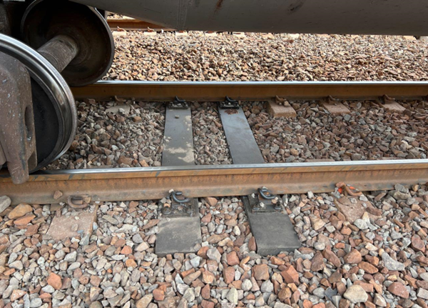 포항제철소 철도 현장에 적용된 철강 부산물 슬래그·폐플라스틱 복합재로 만든 슬래스틱 침목. /포스코