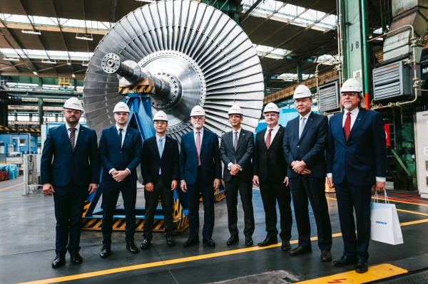 두산스코다파워를 방문한 체코 페트르 파벨 대통령(왼쪽 네 번째)이 홍영기 주 체코 대사(왼쪽 다섯 번째), 두산에너빌리티 손승우 파워서비스BG장(왼쪽 세 번째), 두산스코다파워 임영기 법인장(오른쪽 두 번째) 등 주요 관계자들과 증기터빈 앞에서 기념촬영을 하고 있다. (사진=두산에너빌리티)