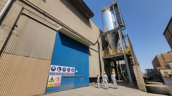 세아베스틸 직원들이 정련 슬래그 보관 및 이송을 위해 신규 설치한 사일로를 확인하고 있다. (사진=세아홀딩스)