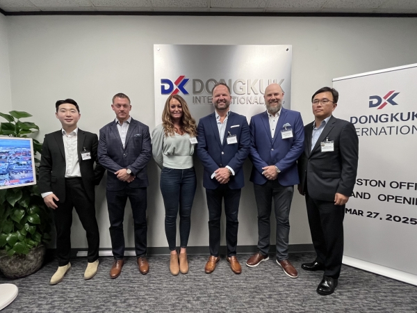 동국제강그룹 동국인터내셔널 '휴스턴 오피스' 개소식에서 김명수 DKI 법인장(오른쪽)과 정윤교 DKI 휴스턴 오피스 과장(왼쪽)이 주요 고객사와 기념사진을 촬영하고 있다. 출처=동국제강그룹