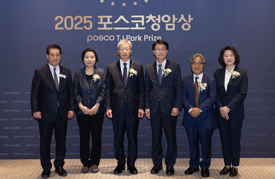 포스코청암재단이 4월 2일 포스코센터에서 제19회 2025년 포스코청암상 시상식을 가졌다. 왼쪽부터 장인화 포스코청암재단 이사장, 박문정 포스텍 교수, 김진동 레이크머티리얼즈 대표이사, 전용석 포항명도학교 교장, 이철용 사단법인 캠프 대표, 추혜인 살림의원 원장. /포스코홀딩스