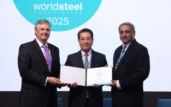 포스코가 4년 연속 지속가능성 최우수 멤버(Sustainability Champion)에 선정됐다. 왼쪽부터 에드윈 바쏜 세계철강협회 사무총장, 장인화 포스코그룹 회장, 나렌드란 세계철강협회장 겸 타타스틸 회장. /포스코홀딩스