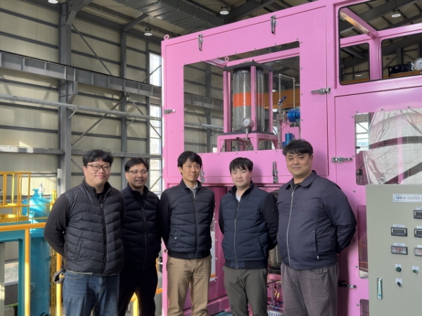 ‘수소 충전 시 충전탱크 온도상승 방지 기술’을 개발한 한국기계연구원 부산기계기술연구센터 원전기기검증연구실 연구팀(왼쪽부터 조대원 책임연구원, 박태국 책임기술원, 김대환 책임연구원, 강진훈 선임연구원, 김상교 선임기술원). (사진=기계연구원)