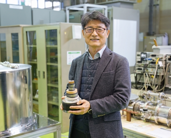 ISIS 차기 의장으로 선출된 KERI 조전욱 박사가 초전도 케이블을 들고 포즈를 취하고 있다. (사진=전기연구원)