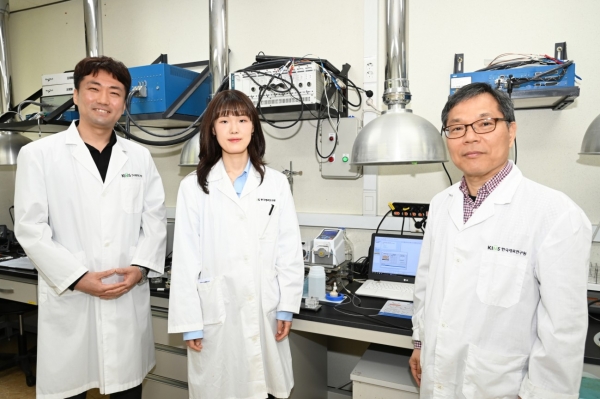 연구팀 사진. 왼쪽부터 김세일 선임연구원, 이수진 학생연구원, 이주열 책임연구원. (사진=재료연구원)