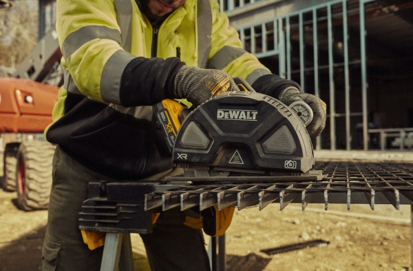 디월트의 20V MAX 무선 메탈 커터 ‘DCS383’. (사진=디월트)