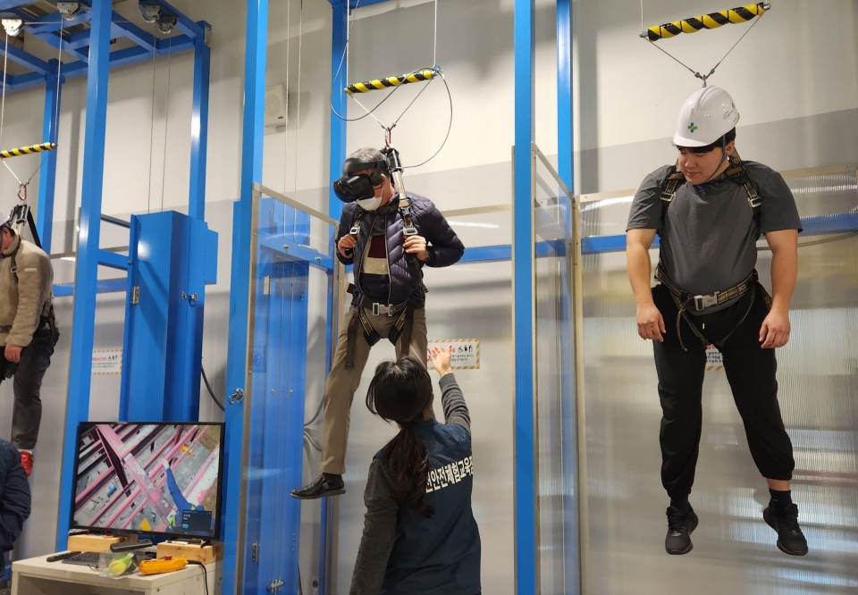 영풍 석포제련소 임직원들이 제천안전체험교육장에서 추락 체험을 하고 있다./제공=영풍