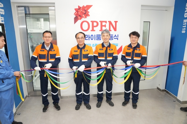 신규 드라이룸 가동식 테이프 커팅식. /RIST