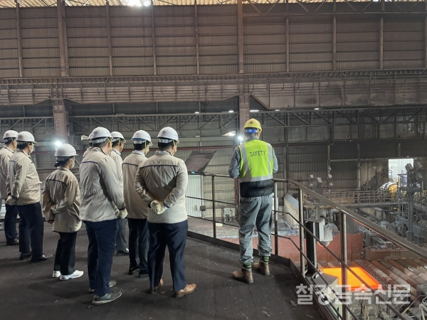 행사 참가자들이 후판 생산공정을 둘러봤다. /동국제강
