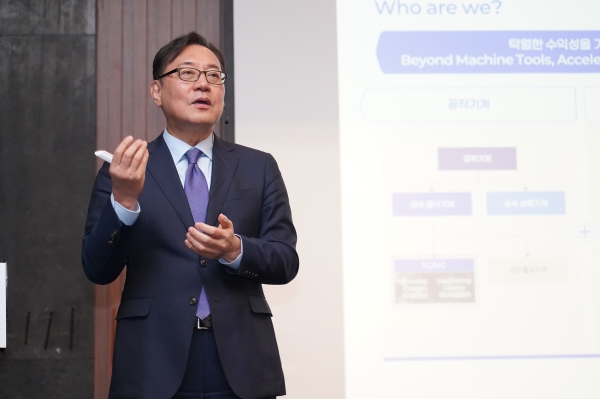 김원종 DN솔루션즈 대표이사가 4월 25일 기자간담회에서 발표하고 있다. (사진=DN솔루션즈)