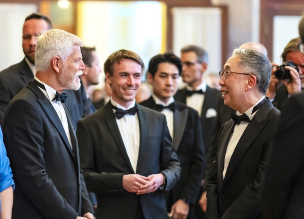 체코 ‘프라하의 봄 국제음악제’에 참석한 두산에너빌리티 박지원 회장(사진 오른쪽)이, 12일(현지시간) 열린 개막공연 리셉션에서 페트르 파벨 체코 대통령(사진 왼쪽)과 만나 환담을 나누고 있다.  (사진=두산에너빌리티)